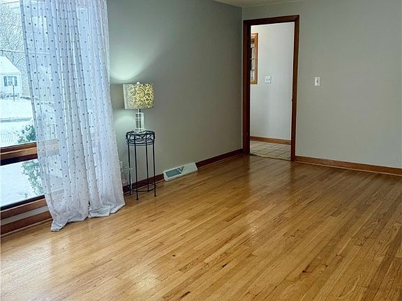 3rd image of 305 Yorkshire Blvd