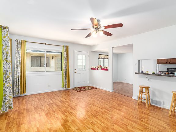 4th image of 29W542 Winchester Cir N #24-3
