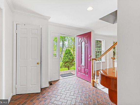 4th image of 642 Coram Rd