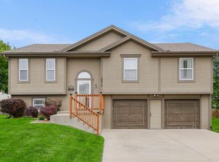 10915 N Skiles Ct, Kansas City, MO 64157