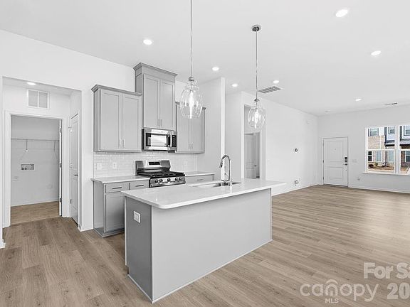 4th image of 3131 Beacon Heights Rd