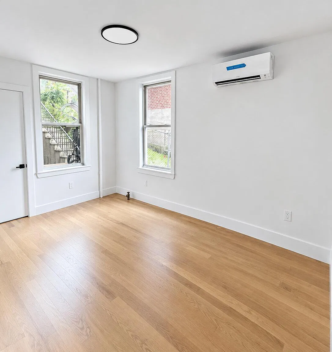 3 bed, 1.0 bath, 2400 sqft, $3,600 — Photo 3