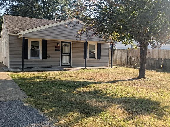 Parking space on the side of the house/Driveway