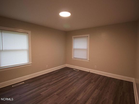4th image of 2990 Dickinson Ave