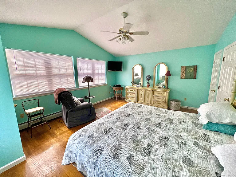 906 E Broadway — Photo 17