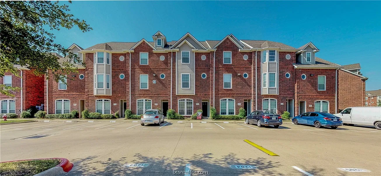 4 bed, 4.5 bath, 1840 sqft, $2,400 — Photo 1