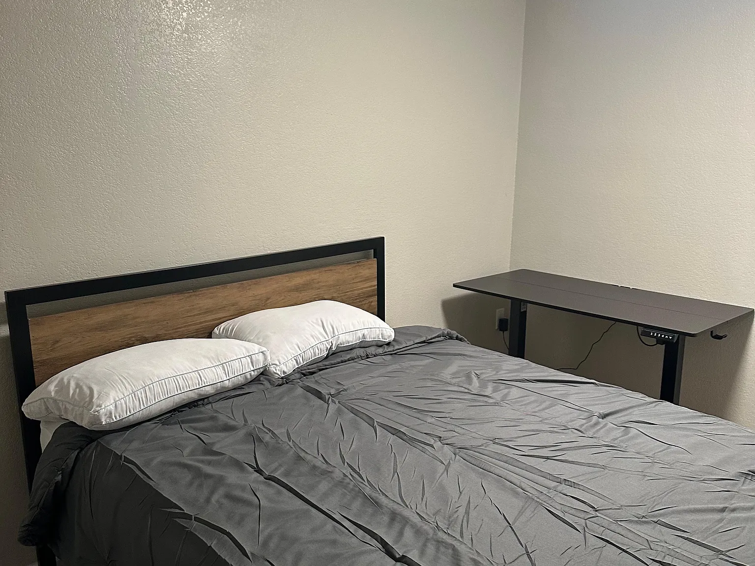 4 bed, 2.0 bath, 2400 sqft, $1,118 — Photo 3
