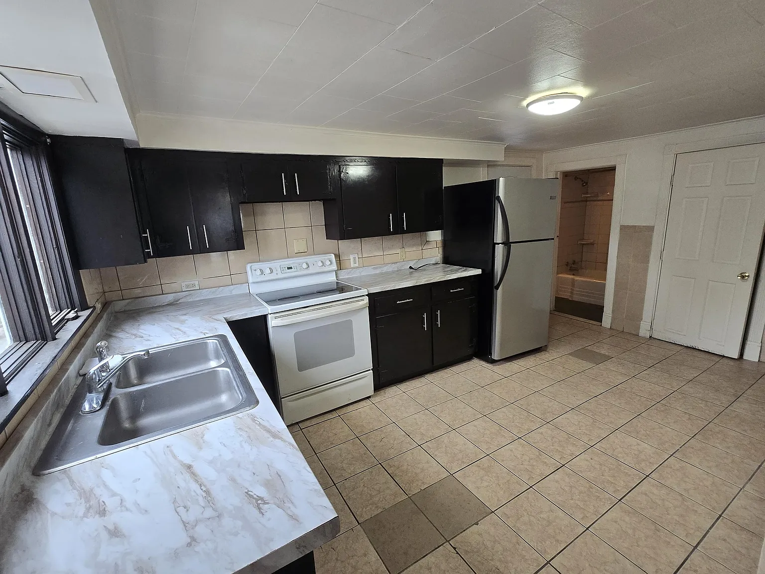 3 bed, 1.0 bath, 1200 sqft, $1,200 — Photo 2