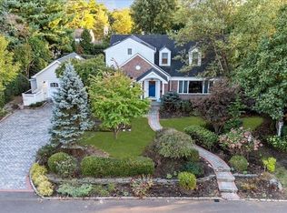 32 Thornwood Ln, Roslyn Heights, NY 11577