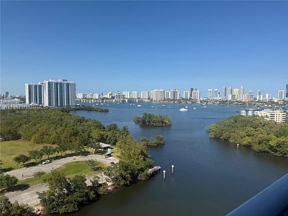 4th image of 16385 Biscayne Blvd Unit 1404