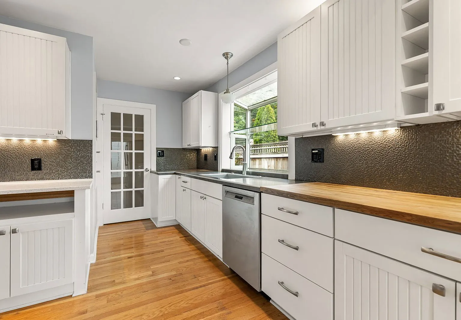 3 bed, 2.0 bath, 3182 sqft, $3,795 — Photo 4