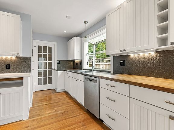 4th image of 4133 N Willamette Blvd