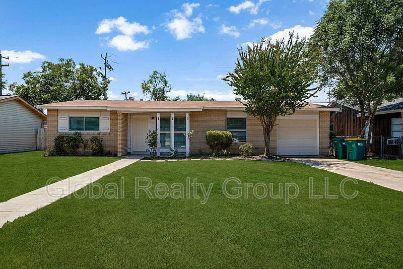3 bed, 2.0 bath, 1040 sqft, $1,295 — Photo 1