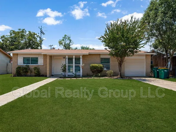 121 Rosewood Dr, Universal City, TX 78148