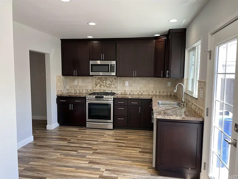 6824 Tobias Ave — Photo 6