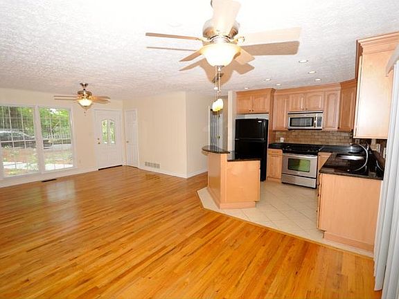 3rd image of 431 Spruce Dr