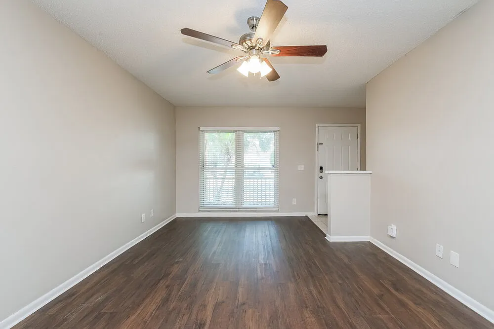 3 bed, 2.0 bath, 1176 sqft, $2,010 — Photo 3