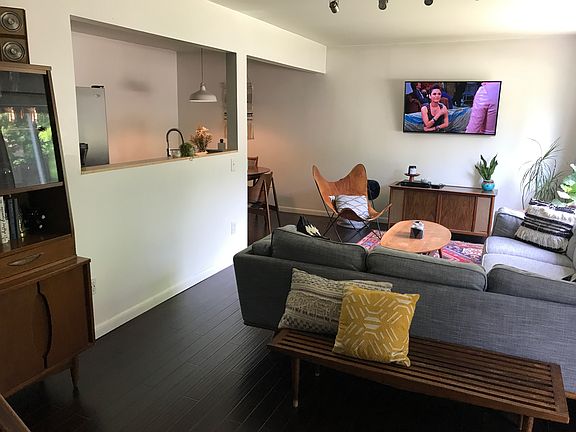 4th image of 1071 Green Meadows Dr