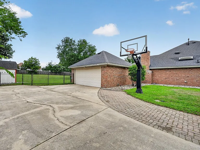 909 San Saba Dr — Photo 14
