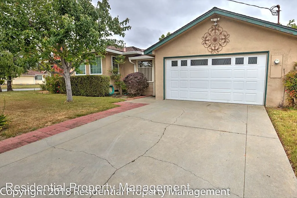 4994 Whitfield Ave photo 1