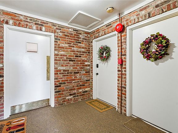 3rd image of 1110 Chatham Park Dr APT E