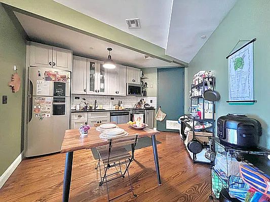 5th image of 140 Stanhope St APT 4C