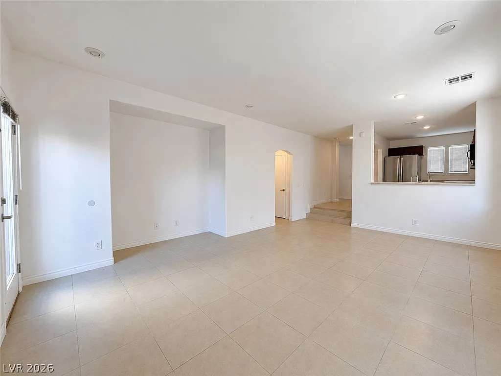 3 bed, 2.5 bath, 1390 sqft, $2,000 — Photo 4