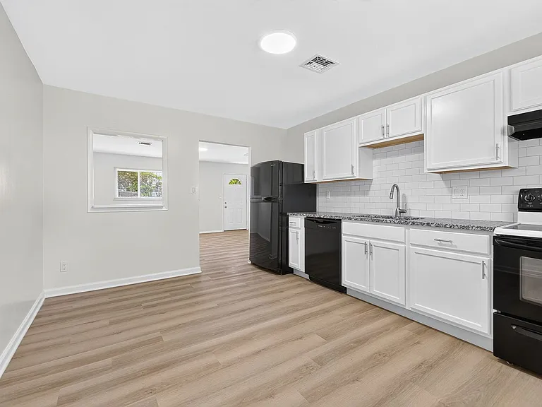 5168 Mapleridge Dr — Photo 3