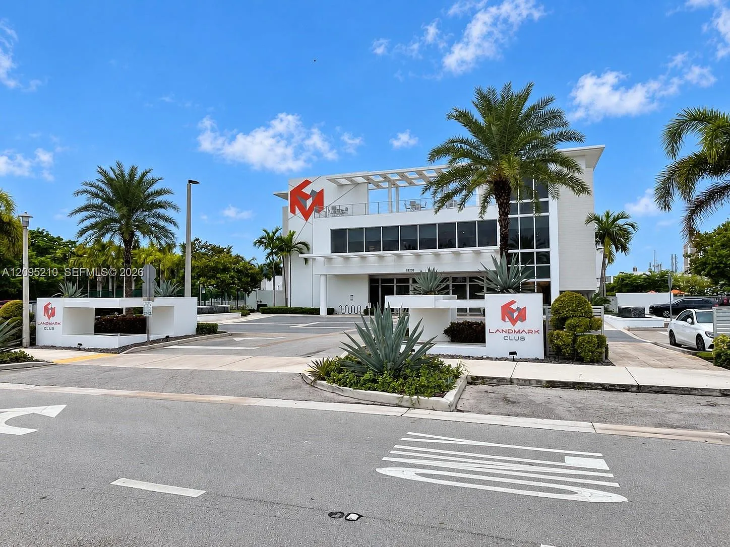 Landmark At Doral Condo N — Photo 2