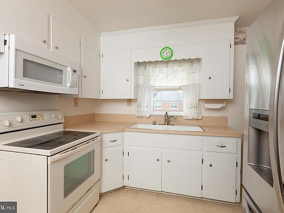 3rd image of 30 Cooper Ave