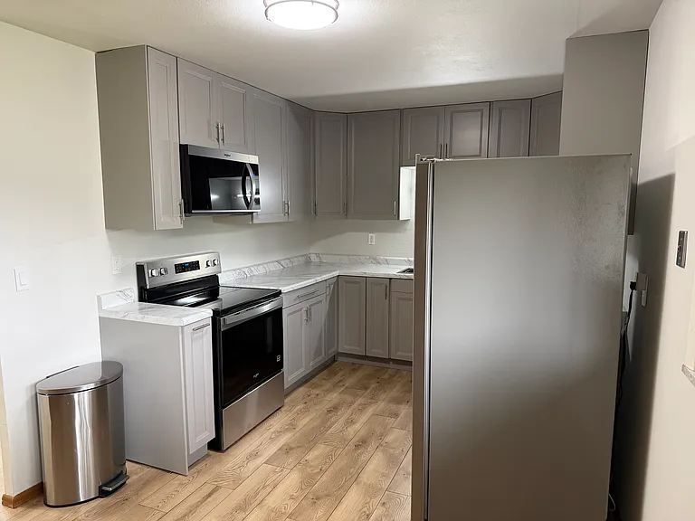 1818 Grandview Dr — Photo 5