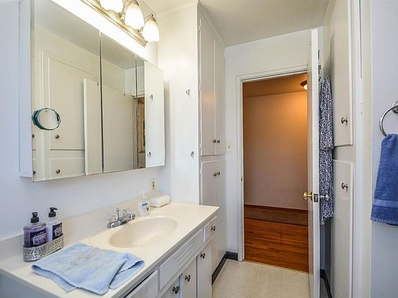 3rd image of 3020 Gerald Ave
