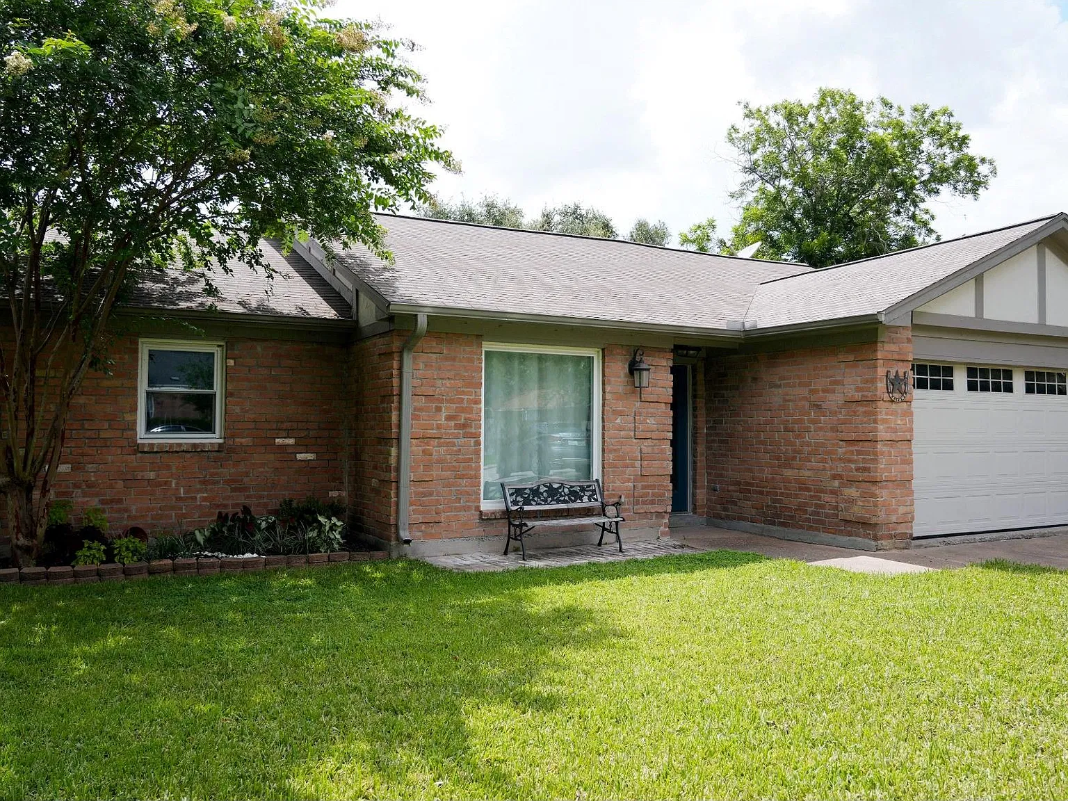 3 bed, 2.0 bath, 1498 sqft, $1,800 — Photo 2