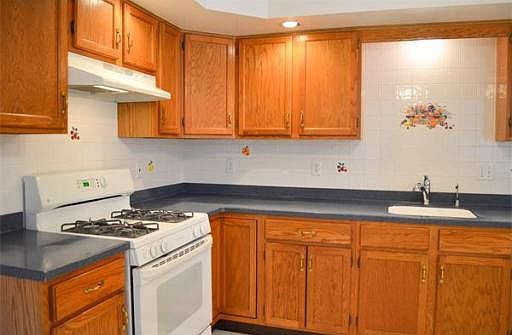 3rd image of 30 Willow Pond Dr