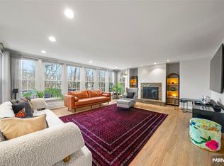 639 Pawnee Ln, Franklin Lakes, NJ 07417