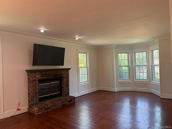 4th image of 13 Walnut St