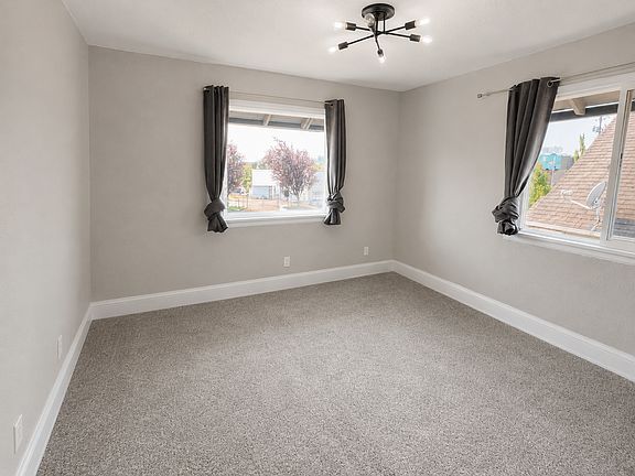 2nd image of 2313 Everett Ave APT 3