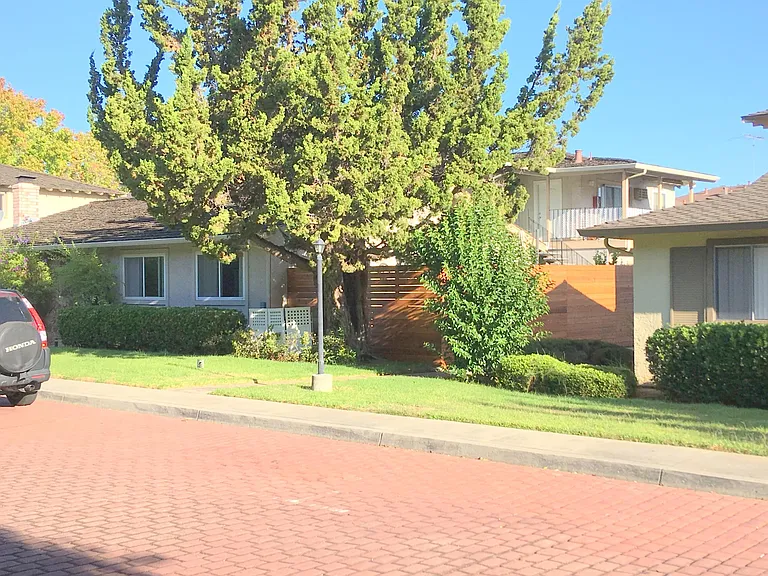 521 Hope Ter #4 — Photo 1
