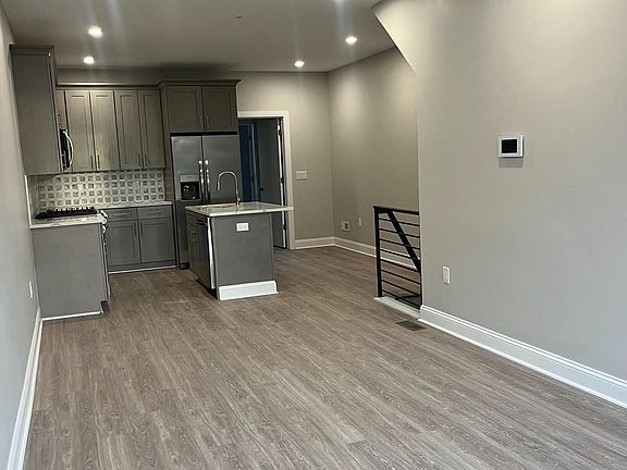 3rd image of 2220 N Franklin St #1