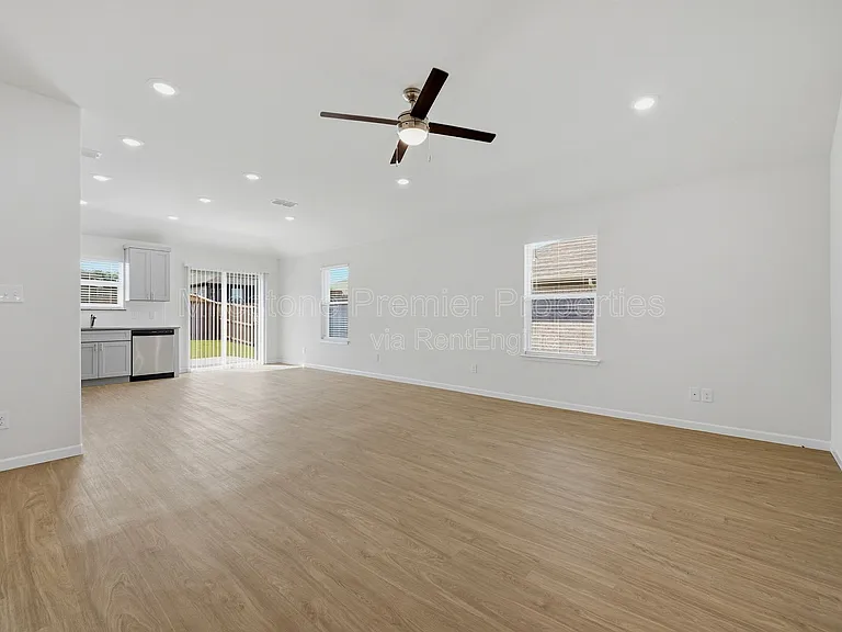 1819 Boxwood Dr — Photo 5