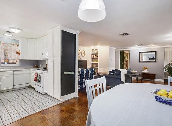 4th image of 2701 Somerset Dr