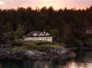 2600 Queenswood Dr, Saanich, BC V8N 1X5