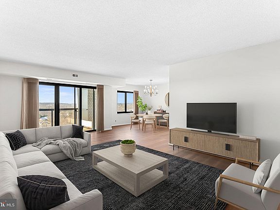 5th image of 307 Yoakum Pkwy APT 1718