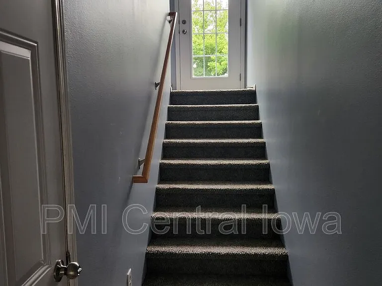 305 NE Kingwood — Photo 2