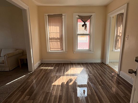 4th image of 631 Woodlawn Ave #2