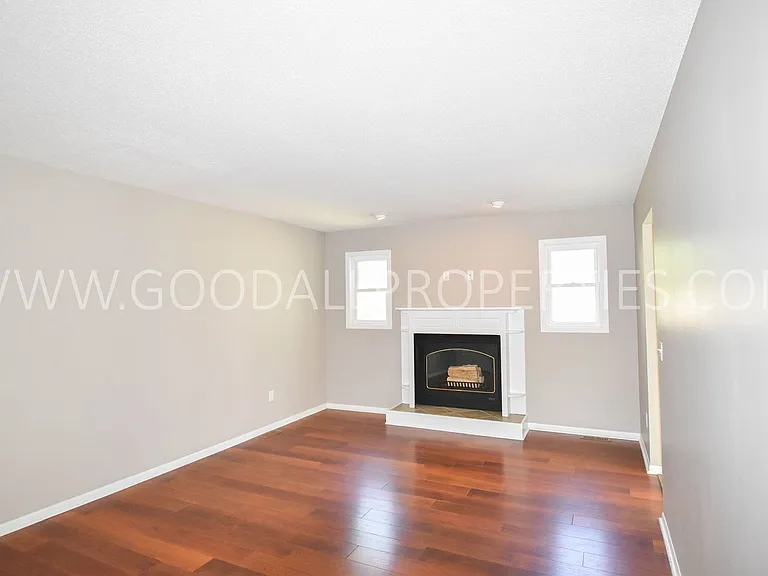 716 Knolls Ct — Photo 2