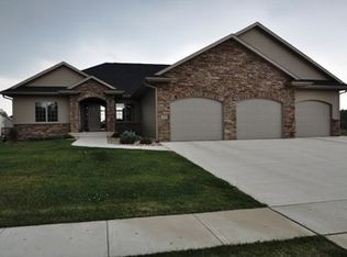 850 Woodland Dr, Robins, IA 52328