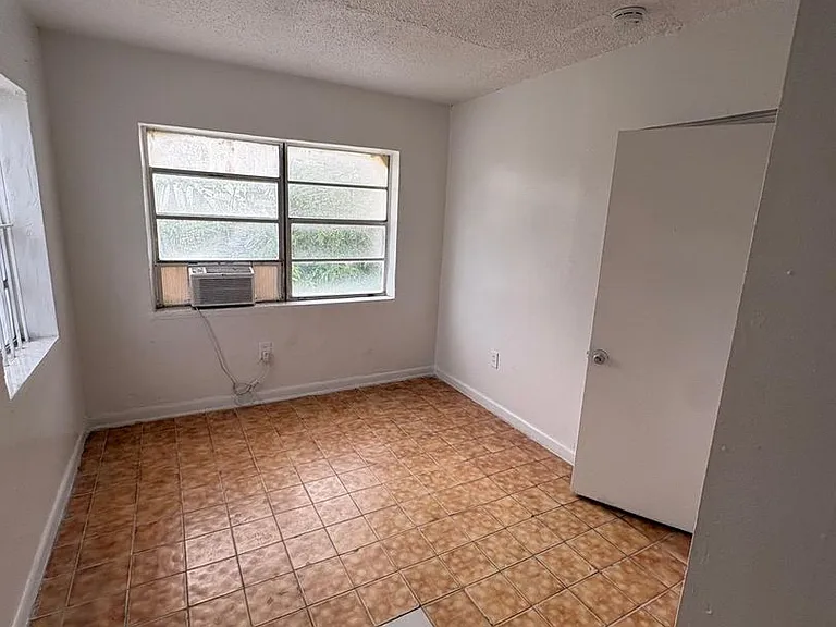 1816 NW 46th St — Photo 3