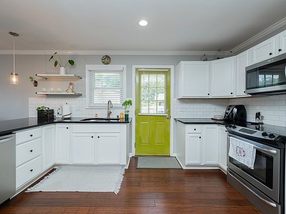 5th image of 10 Meadowview Dr