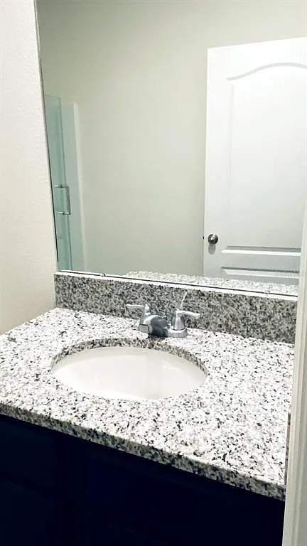 4 bed, 2.0 bath, 1867 sqft, $2,600 — Photo 2